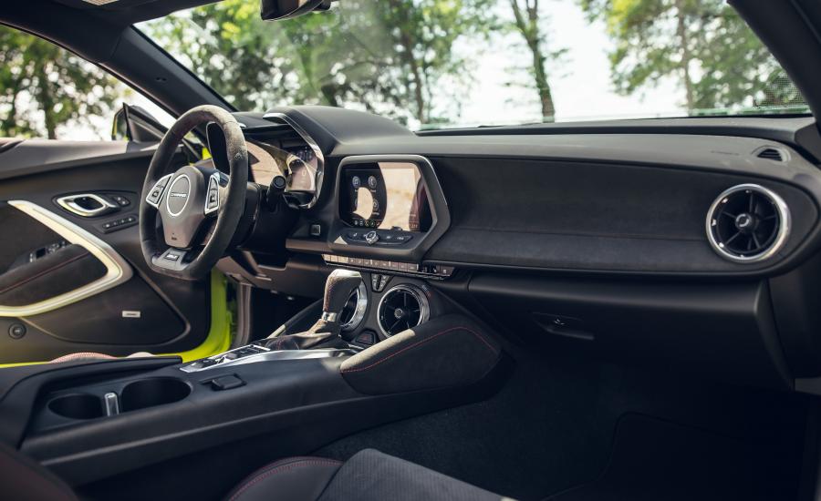 Интерьер Chevrolet Camaro ZL1 1LE 2017 года  (фото 16 из 40)